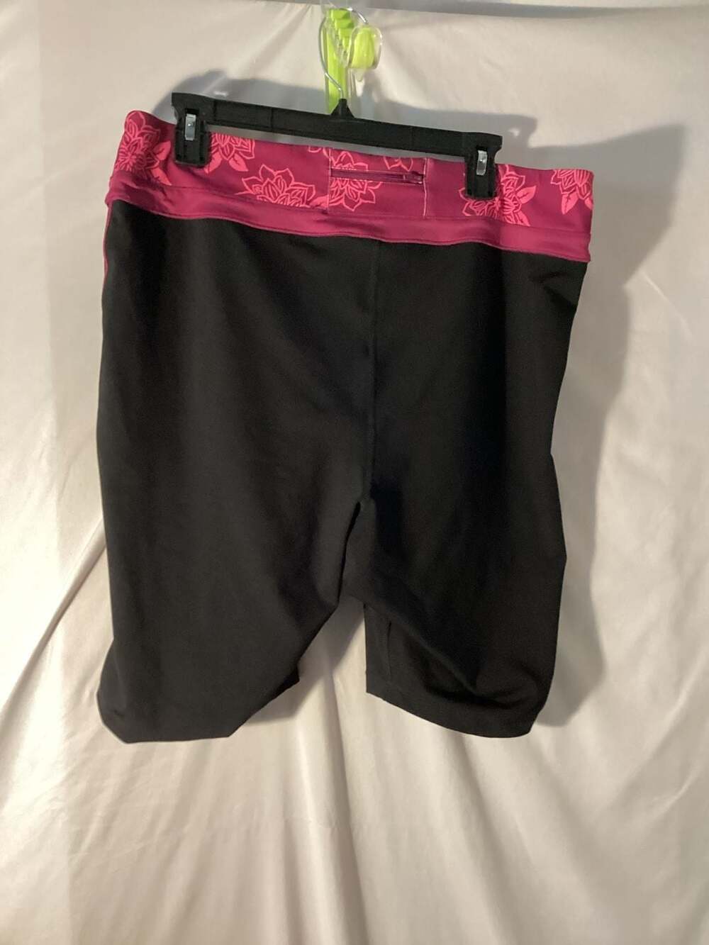 Old Navy Active Performance Workout Bike Shorts with Floral Waistband - Picture 3 of 4